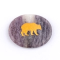 Pietra palmare ovale in agata viola con silhouette di orso dorata e trama naturale - Pietra Lilla