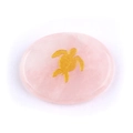Pietra ovale di quarzo rosa lucido con un'incisione dettagliata di tartaruga marina dorata - Quarzo rosa