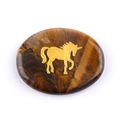 Pietra palmare ovale in occhio di tigre lucido con sagoma di unicorno dorato - Occhio di tigre