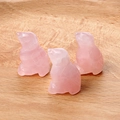 Drei handgeschnitzte Vogel-Figuren aus Rosenquarz mit polierter rosa Oberfläche - Rosenquarz