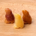 Handgeschnitzte Vogel-Figuren aus natürlichem Edelstein in Gelb und Rotkarneol - Topas