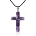 Lila Naturkristall Kreuz Anhänger Halskette mit schwarzer Kordel auf weißem Grund - Amethyst