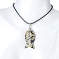 Pendentif poisson en jaspe dalmatien sur cordon noir avec fermoir en métal argenté - Pierre Dalmatien (Avec cordon)