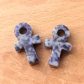Blauer Sodalith-Stein Ankh-Kreuz Anhänger mit natürlicher Äderung im 2er-Set - Blaupunktstein