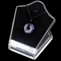 Κολιέ με μπλε μενταγιόν sodalite donut και καφέ πλεγμένο κορδόνι σε θήκη προβολής - Μπλε Σοδαλίτης