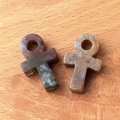 Anhänger aus natürlichem Achat-Ankh-Kreuz in Dunkelrot und gesprenkeltem Braun auf Holz - Indischer Achat