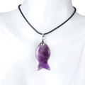 Pendentif poisson en améthyste violette sur cordon noir présenté sur un buste de mannequin - Améthyste (Avec cordon)