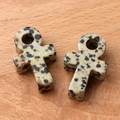 Paar Ankh-Kreuz Anhänger aus natürlichem Dalmatinerstein auf Holzuntergrund - Dalmatinerjaspis