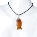 Collier avec pendentif poisson en œil de tigre sur cordon noir et support blanc - Œil de tigre (Avec cordon)