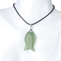 Collier avec pendentif poisson en agate de cristal vert et cordon noir sur buste blanc - Aventurine verte (Avec cordon)