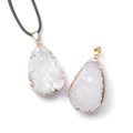 Ciondolo a goccia di quarzo bianco naturale con bordo dorato e cordino nero per collana - Goccia (Singolo) / Bianco