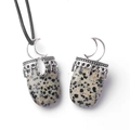 Dalmatiër jaspis hanger met zilveren maan zetting op een zwart koord ketting - Dalmatiër Jaspis (Met Koord)