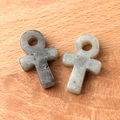 Natürliche graue Stein Ankh Kreuz Anhänger mit gesprenkelter Textur auf Holzgrund - Labradorit