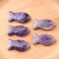 Fünf Amethyst-Anhänger in Fischform für DIY-Schmuckherstellung auf Holzschale - Amethyst (Einzelstück)
