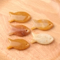 Fünf kleine fischförmige Anhänger aus gelbem und orangefarbenem Achat für DIY-Schmuck - Topas (Einzelstück)