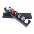 Chakra Naturstein Kugel Set mit runden Sockeln in einer schwarzen Geschenkbox - Kugel mit Sockel Stil