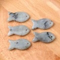 Fünf fischförmige Labradorit-Natursteinanhänger für die DIY-Schmuckherstellung - Grauer Labradorit (Einzelstück)