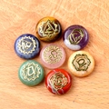 Set mit 7 Chakra-Heilsteinen aus Naturkristall mit goldenen Reiki-Symbolen auf Holz - Gravierter Rosenquarz-Stil (1631-1)