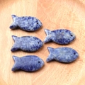 Fünf blau-weiße Sodalith-Edelsteinfisch-Anhänger für DIY-Schmuckherstellung - Blaupunkt-Jaspis (Einzeln)