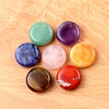 Set aus sieben polierten Chakra-Natursteinen mit bunten runden Heilkristallen - Einfacher Rosenquarz-Stil (1631-2)