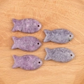 Set mit fünf lila Achatstein-Anhängern in kleiner Fischform für DIY-Schmuckherstellung - Fliederstein (Einzelstück)