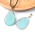 Ciondolo a goccia in pietra naturale azzurra con bordo dorato e cordino nero - Amazonite
