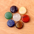 Set aus polierten natürlichen Chakra-Heilsteinen auf hellem Holzhintergrund - Einfacher Bergkristall-Stil (1631-3)