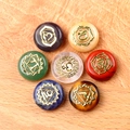 Sieben-Chakra-Naturkristallstein-Set mit golden gravierten Symbolen auf Holzgrund - Gravierter Bergkristall-Stil (1631-4)