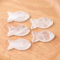 Lichtdurchlässige weiße Kristallfisch-Anhänger für DIY-Schmuck auf einem Holztablett - Bergkristall (Einzelne Perle)