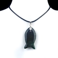 Pendentif poisson en pierre naturelle sombre à taches vertes avec cordon noir - Agate mousse (Avec cordon)