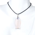 Fisch-Anhänger aus weißem Opal an schwarzer Kordelkette auf einem Modellständer - Synthetischer Opal (Lederkordel)