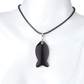 Polierter schwarzer Fisch-Anhänger aus Obsidian an einer Kordel mit silbernem Verschluss - Obsidian (Lederkordel)