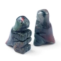 Miniatures de dinosaures en pierre de sang avec base verte et taches rouges gravées - Pierre de sang africaine (1 pièce)