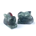 Coppia di figurine di coniglio intagliate a mano in eliotropio con venature rosso-verdi - Pietra del Sangue Africana