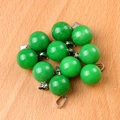 Lot de 10 pendentifs sphères en cristal poli vert émeraude avec fermoirs en métal argenté - Malayan Jade (Dyed) (Pendant Only)