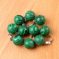 Dix pendentifs boules en cristal de malachite verte avec fermoirs en métal argenté - Malachite (Synthetic) (Pendant Only)
