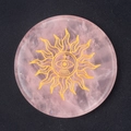 Piedra de cuarzo rosa natural con grabado místico de sol y ojo en color dorado - Cuarzo Rosa Estilo Sol