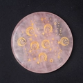 Disco de cuarzo rosa de 55 mm con grabado de luna y estrellas doradas de energía - Cuarzo Rosa Estilo Luna y Estrella