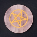 Piedra curativa de cuarzo rosa de 55mm con símbolo pentagrama dorado en fondo negro - Cuarzo Rosa Estilo Pentagrama
