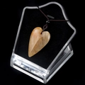 Pendentif cœur en pierre naturelle ambre poli avec un collier en cordon tressé foncé - Topaze