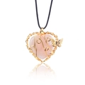 Pendentif cœur en quartz rose avec fil d'or et papillon sur un cordon noir - Quartz rose
