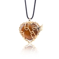 Collier cœur en œil de tigre avec fil doré torsadé et charm papillon élégant - Œil de tigre