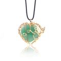 Collier cœur en cristal vert avec fil doré torsadé et petit pendentif papillon - Aventurine Verte