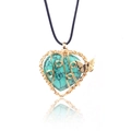 Pendentif cœur en turquoise verte avec fil d'or et charme de papillon sur collier - Turquoise Synthétique