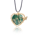 Collier cœur en malachite verte avec fil doré enroulé et détail de papillon - Malachite (Synthétique)
