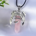 Drachenanhänger mit Rosenquarz-Sechskantstein auf versilbertem Metallfinish - Rosenquarz