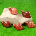 Mini-Schneckenfigur aus rotem Jaspis-Naturstein für die Dekoration kleiner Landschaften - Roter Jaspis