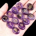 Runensteine aus natürlichem Amethyst mit goldgravierten Symbolen auf einer Handfläche - 13 Stück/Packung / Amethyst (1712)
