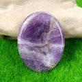 Pietra dell'ansia in ametista lucida con trame viola naturali su sfondo verde - Ametista