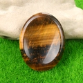 Pietra dell'ansia ovale in occhio di tigre lucido con texture dorata su roccia - Occhio di tigre